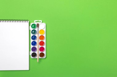 Suluboya boya ve fırça ile boyama ile yeşil zemin üzerine boşaltmak için tuval