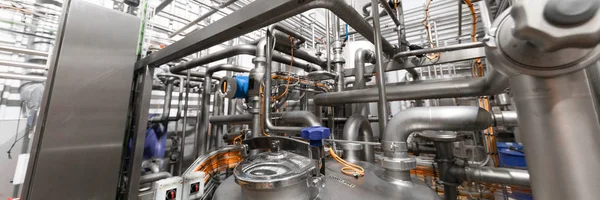 Sanayi Bölgesi arka plan kavramı. Ekipmanları, boru hatları ve kablo fabrikasında