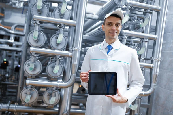 Teknoloji uzmanı boş bir ekran tablet süt fabrikasında gösterir. — Stok fotoğraf