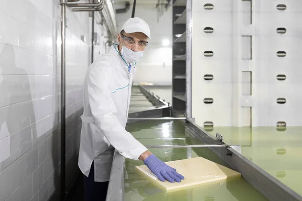 버터는 유제품 공장에서의 조각에 그의 손을 넣어 기술자 — 스톡 사진