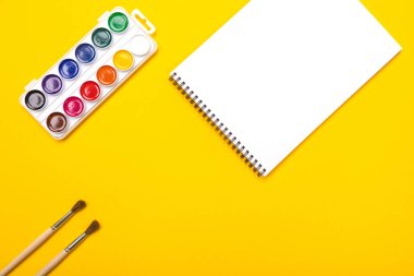 Suluboya boya ve fırça ile boyama ile sarı zemin üzerine boşaltmak için tuval