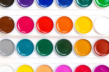 Palet boya yakın çekim ile yalan üzerinde izole sarı arka plan