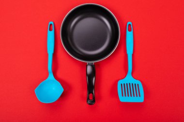 Mutfak gereçleri ile kırmızı zemin üzerine boşaltmak izole mutfakta yemek pişirmek için