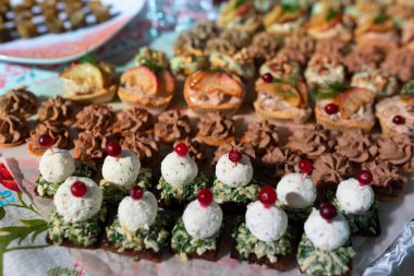 Et aperatifler muhallebi yastık üzerinde Close-up