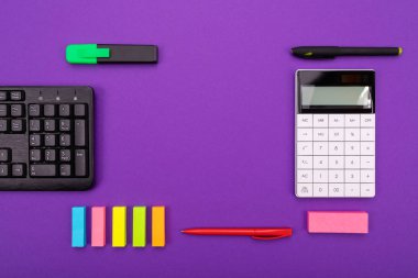 Modern çalışma alanıyla boşaltmak renkli arka plan üzerinde. Üstten görünüm kavramı