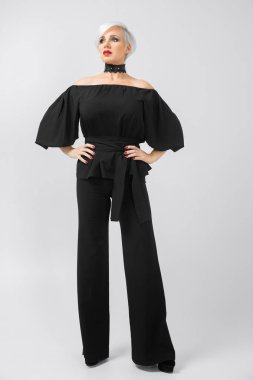 Dikey tam yükseklikte takım elbiseli bir kadın portresi