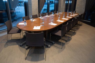 Su şişeleri ile oval tablo