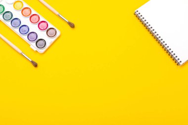 Suluboya boya ve fırça ile albüm üzerinde sarı arka plan izole çizim için