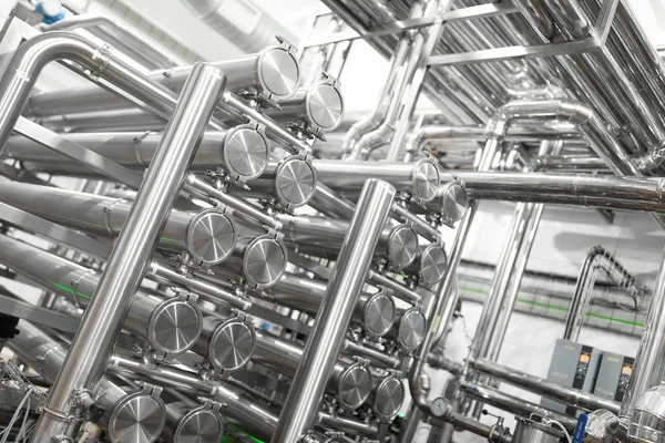 Tuberías de acero y cables en el interior de la fábrica como concepto de fondo de la industria química —  Fotos de Stock