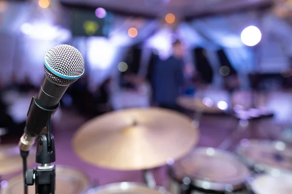 Microfone close-up no clube de discoteca — Fotografia de Stock