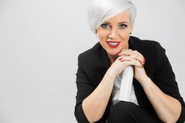 Hafif bir arka plan üzerinde izole katı takım elbiseli bir emin iş kadını portresi