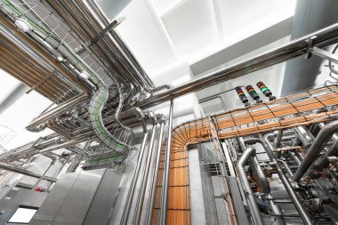 Çelik boru hatları ve kabloları fabrika iç nükleer sanayi arka plan kavram olarak