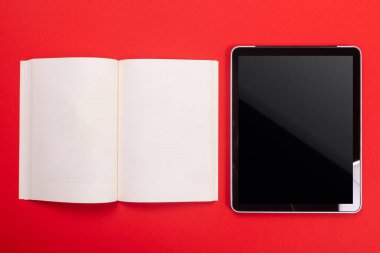 Noteboook ve izole kırmızı zemin üzerine tablet