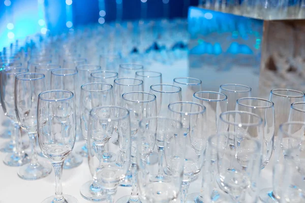 Zbliżenie: puste kieliszki szampana lub wina są na stole podczas ceremonii — Zdjęcie stockowe
