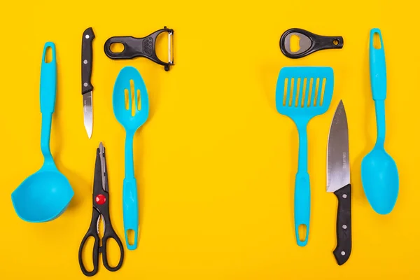 Vista superior de los utensilios de cocina con estilo aislado sobre fondo amarillo —  Fotos de Stock