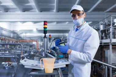 maskeli adam ve bornoz dosimeter süt fabrikaya bağlanır.