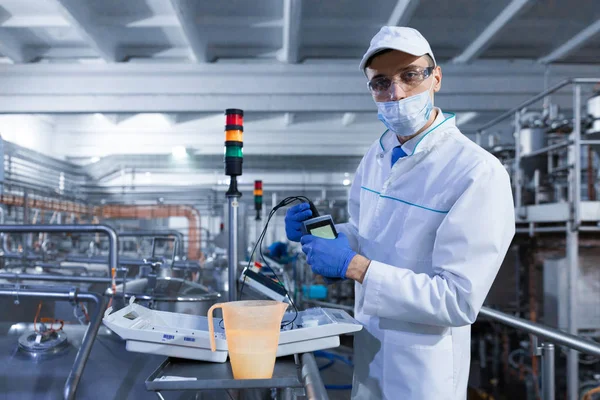 maskeli adam ve bornoz dosimeter süt fabrikaya bağlanır.