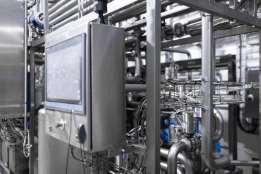 Ekipman, kabloları ve modern endüstriyel enerji santrali içinde bulunan boru