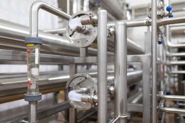 Çelik boru hatları ve kabloları fabrika iç Sanayi Bölgesi arka plan kavram olarak