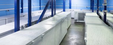 Beyaz buzdolabı ile depo