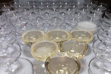 Boş bardak şampanya veya şarap Close-up olan törende masada