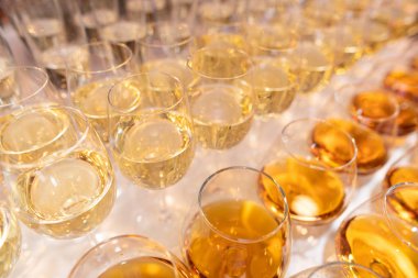 Mavi ışık gözlük güzel pahalı bir restoranda ciddi olayından önce inşa edilir. birçok boş şampanya bardağı kapatın. Beyaz masada cam kadehler. Boş kristal şarap cam