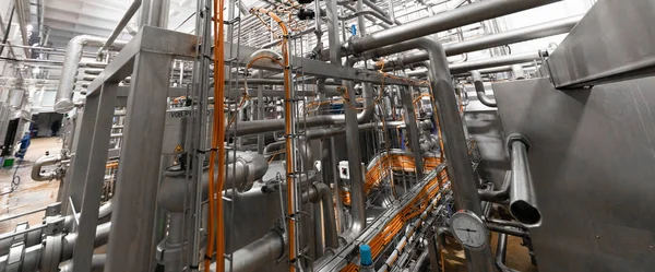 Industriella zonen bakgrund koncept. Utrustning, rörledningar och kablar i fabrik — Stockfoto