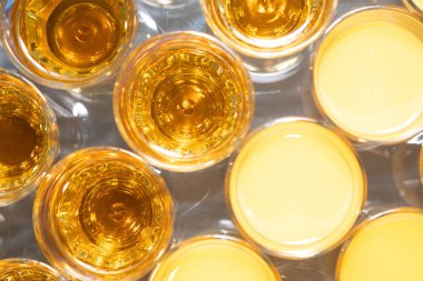 Yukarıdan şampanya bardağı görmek