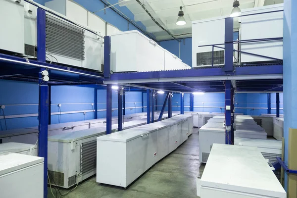 Almacén con refrigeradores blancos — Foto de Stock