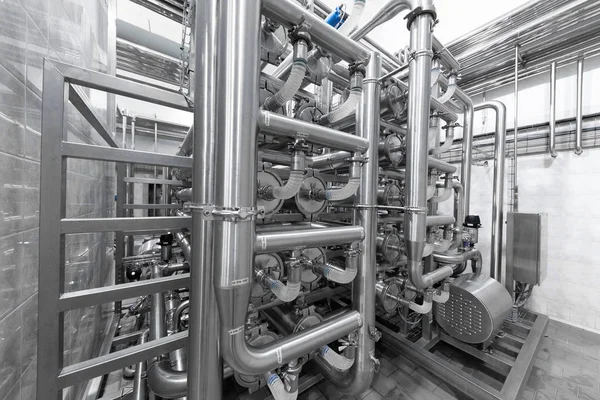 Sistema di tubi cromati nello stabilimento dell'industria alimentare — Foto Stock