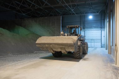 Traktör kum çimento fabrikası taşır. Işık ile karanlık oda