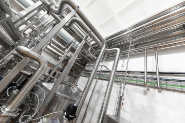 krom kaplama endüstriyel arka plan. Donanımları, sınaî araçlar ve fabrika mağazalarında üretimi için makine. süt fabrikası. Çelik su boru hattı, krom borular. Modern fabrika iç