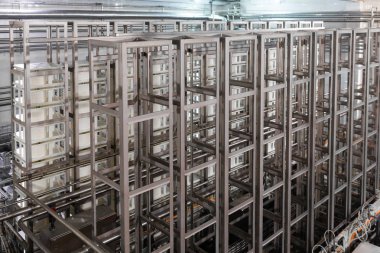 Kat krom kaplama rafları şeklinde