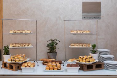 Restoranda masaya küçük aperatifler