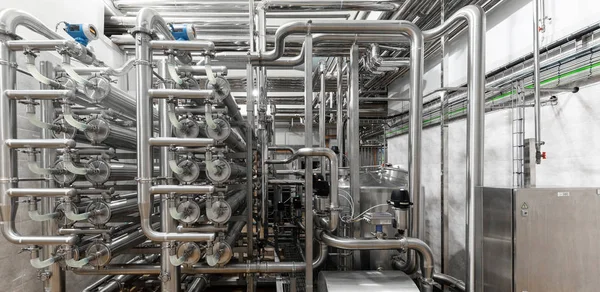 Stalen waterleiding, chroom pipes, pijp lijnen in plant werkplaats. Industriële achtergrond — Stockfoto