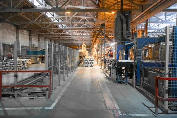 Długo zakurzone korytarze wewnątrz fabryki ceramiczne — Zdjęcie stockowe