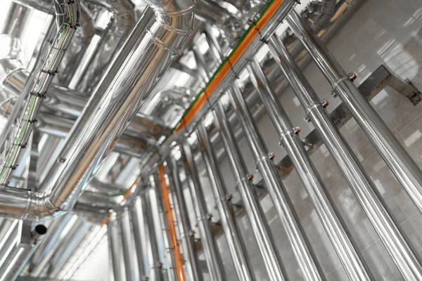 Система алюминиевых труб на заводе пищевой промышленности — стоковое фото