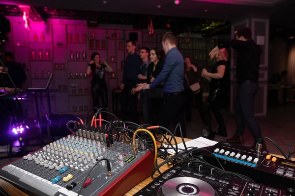 Gente bailando en el club disco — Foto de Stock