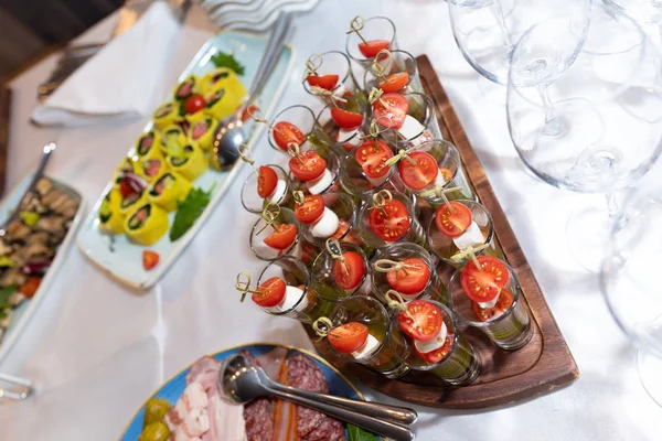 Festtafel mit hellen Snacks — Stockfoto