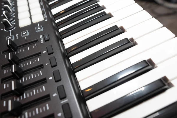 Zwart-wit piano toetsen close-up — Stockfoto