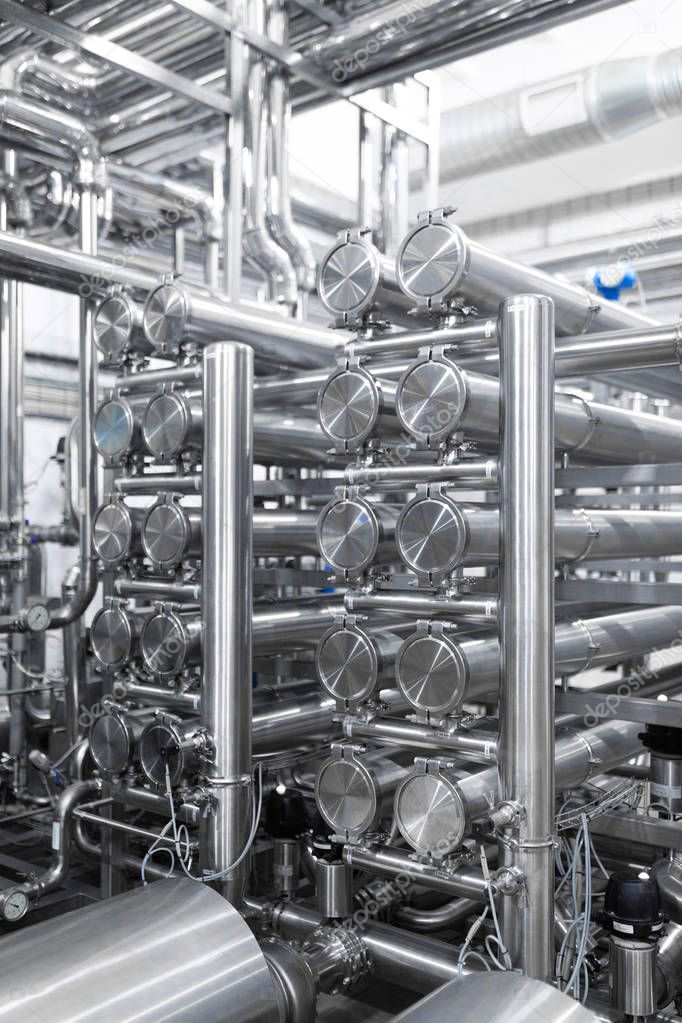 Tubería de agua de acero, tubos de cromo, tuberías en el taller de la