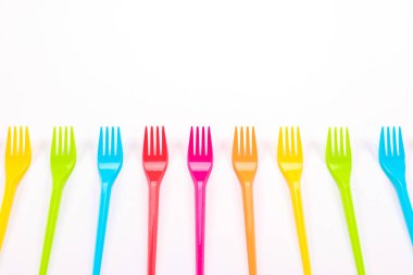 Çok parlak bir arka plan üzerinde plastik çatal renk