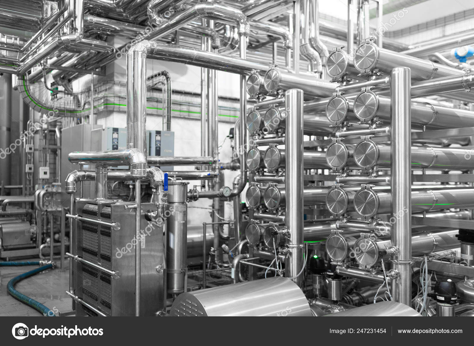 Tubería de agua de acero, tubos de cromo, tuberías en el taller de la