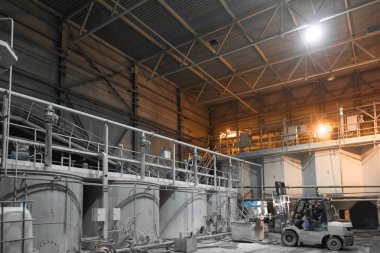 Yükleyici tesisinde tozlu bir odada gerçekleştiren