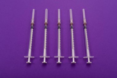 parlak bir arka plan üzerinde izole 1 ml şırınga