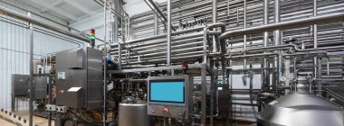 Boru hattı ve boş bir ekran Mock-up sistemiyle endüstriyel arka plan