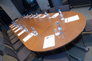 Su şişeleri ile oval tablo