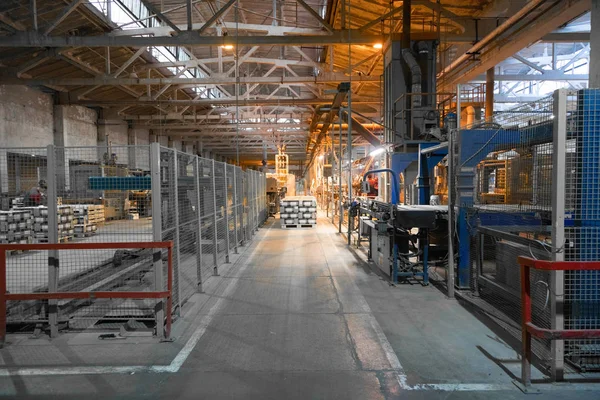 Długo zakurzone korytarze wewnątrz fabryki ceramiczne — Zdjęcie stockowe