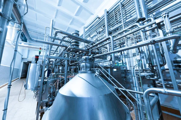 Ondan alınan borular ile tank.