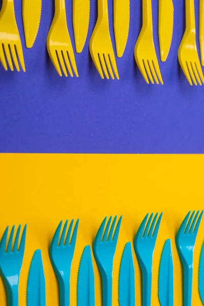 Conjunto colorido de utensílios de mesa de plástico isolados no fundo — Fotografia de Stock